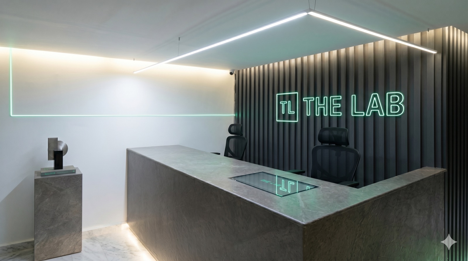 Recepción The Lab con letrero neón