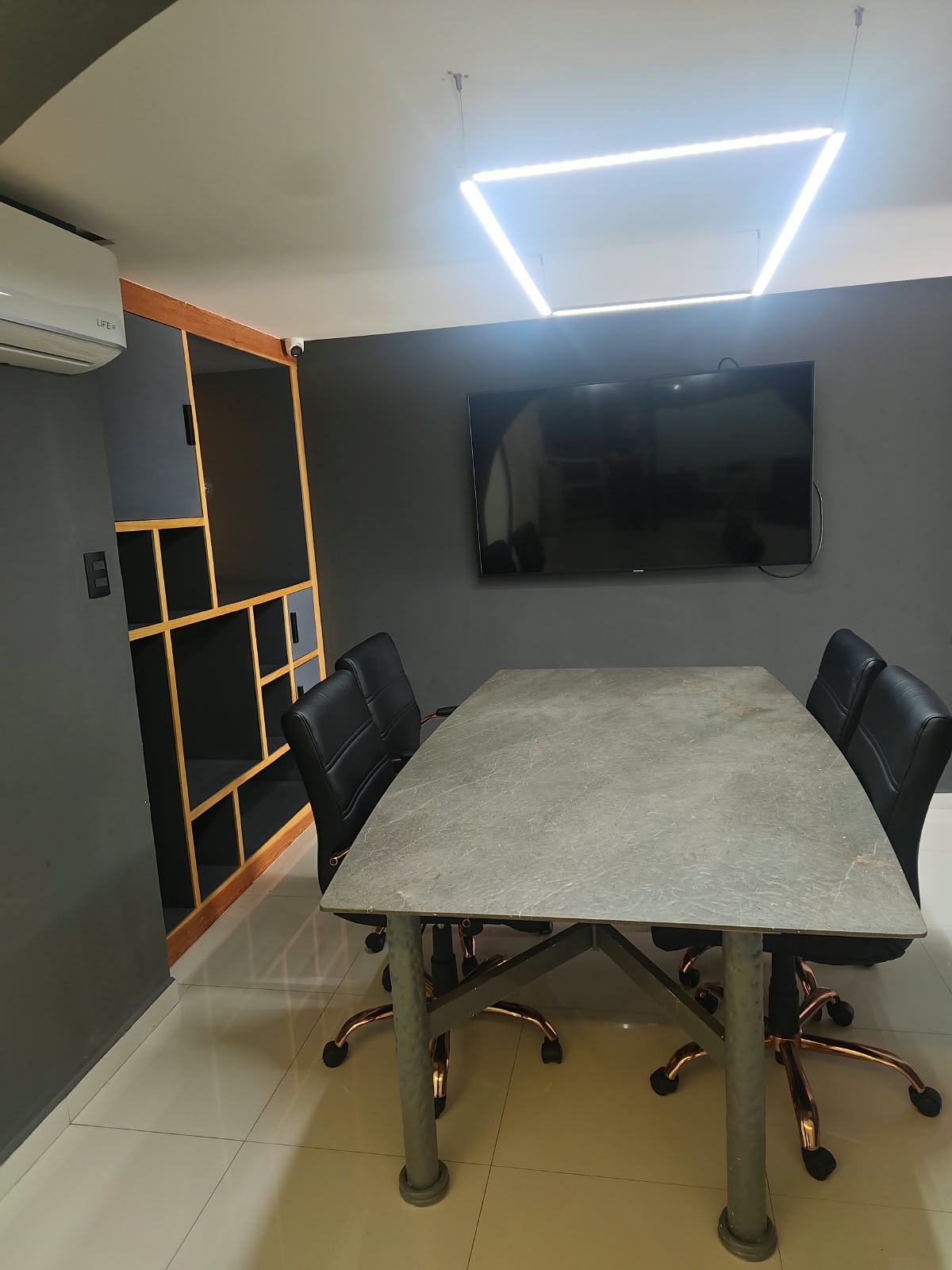 Sala de juntas The Lab con pantalla y mesa para 4
